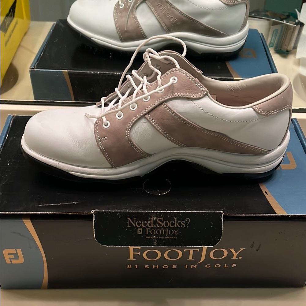 Women’s golf shoes